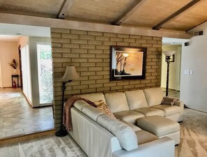 Smart TV, fireplace, DVD player, books - 3BD/2BA Single-Family House w/AC, Courtyard & Fenced Backyard for extended stays (Sunnyvale)