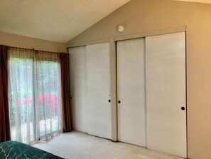 3 bedrooms, desk, iron/ironing board, free WiFi - 3BD/2BA Single-Family House w/AC, Courtyard & Fenced Backyard for extended stays (Sunnyvale)