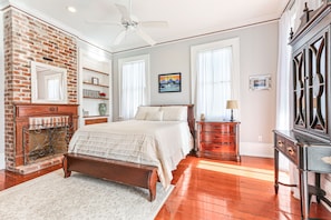 6 bedrooms, desk, iron/ironing board, free WiFi