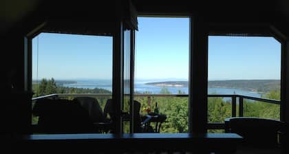 "THE LOFT" romance, luxury, stunning water and mountain views!