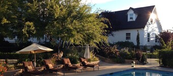 Carriage Loft - HOT Large Spa, Full Kitchen, Pool, private unit.