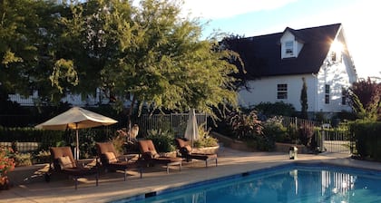 Carriage Loft - HOT Large Spa, Full Kitchen, Pool, private unit.