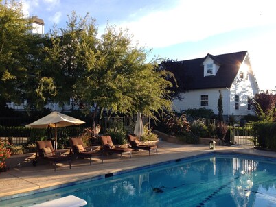 Carriage Loft - HOT Large Spa, Full Kitchen, Pool, private unit.