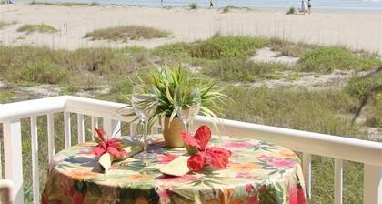 Condominio de lujo frente a la playa 2/2, remodelado "A-Plus"