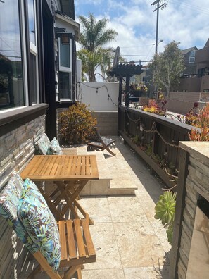 Outdoor dining - Last minute discounts!Pet friendly with AC steps to beach-SUV parking (San Diego)