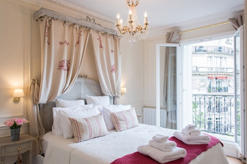 販売！  バルコニーとエッフェル塔のある家からの信じられないほどの家