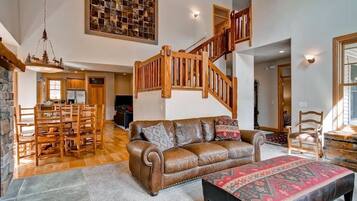 TV, peis, bordtennis og stereoanlegg