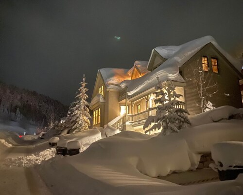 5 BR Private Home Walk to Main St Hot Tub, 5 BR w 2 Main Suites - Private Home - Walk to Main St -Ho...