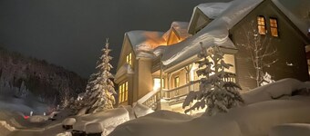 5 BR Private Home Walk to Main St Hot Tub, 5 BR w 2 Main Suites - Private Home - Walk to Main St -Ho...