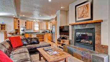 Télévision, cheminée, table de tennis de table, chaßne hi-fi