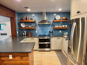 Réfrigérateur, four à micro-ondes, un four, surface de cuisson