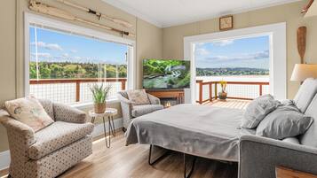 2 sovrum, skrivbord, strykjÀrn/strykbrÀda och resesÀng