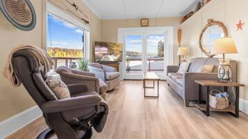 Smart TV, chimenea y libros