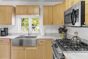 Fridge, microwave, oven, stovetop - Charming Beach Cabin Nestled in Quartermaster Harbor (Vashon)