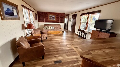 Wagon Wheel Home - Majestic Mountain Views - 15 Minutes to Glacier East Entrance