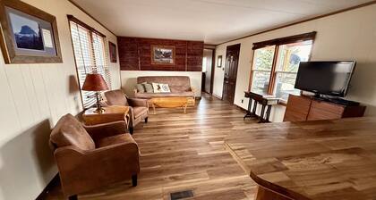 Wagon Wheel Home - Majestic Mountain Views - 15 Minutes to Glacier East Entrance