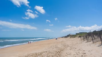 Sulla spiaggia, lettini da mare