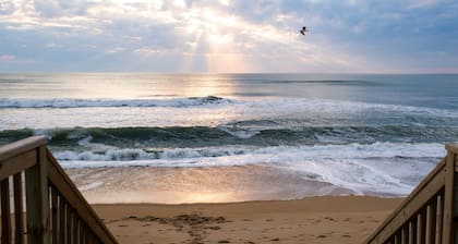 Amazing Property with Waterfront Pool and Hot tub - Gym, Pickleball Courts!