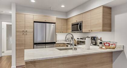 Ski-in/Ski-Out, Walk to Main St. Clean, Spacious, REMODELED,  Arts Festvl. A/C