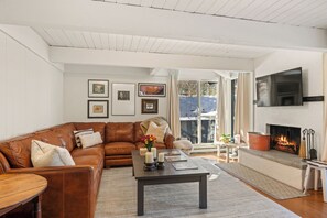 Smart-TV, peis, DVD-spiller og filmbibliotek