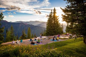 Property grounds - Corner unit, Views of Aspen Mtn, Bright, Heated Pool, Hot Tub, Walk to Gondola (Aspen)