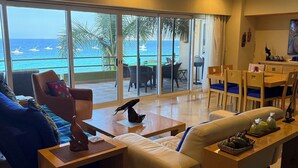 Una sala moderna con vista al mar, un comedor y una cocina.