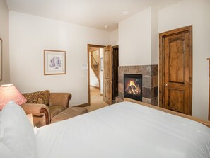 4 bedrooms, desk, WiFi, bed sheets