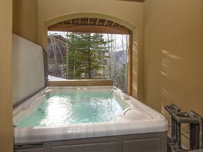 Bain à remous intérieur