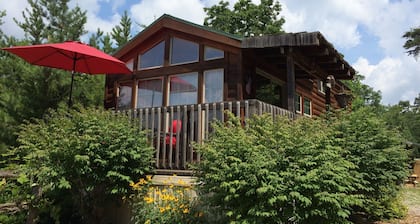 Rustic Mountain Retreat – Breathtaking Views, Private Hot Tub & Grill.
