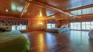 2 bedrooms, desk, Internet, bed sheets