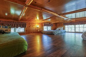 2 sovrum, skrivbord, internet och sängkläder