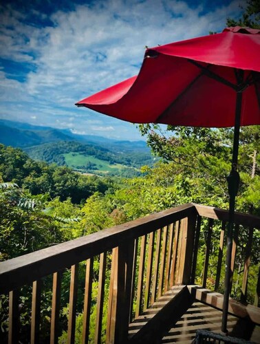 Rustic Mountain Retreat – Breathtaking Views, Private Hot Tub & Grill.