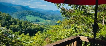 Rustic Mountain Retreat – Breathtaking Views, Private Hot Tub & Grill.