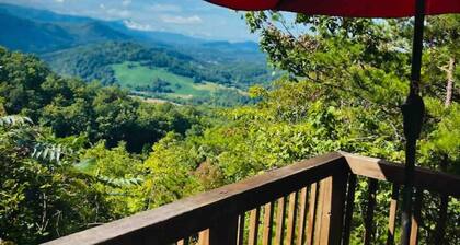 Rustic Mountain Retreat – Breathtaking Views, Private Hot Tub & Grill.