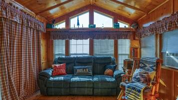 Tv, eldstad, dvd-spelare och böcker