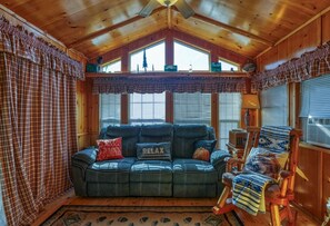 TV, fireplace, DVD player, books - Rustic Mountain Retreat – Breathtaking Views, Private Hot Tub & Grill. (Newport)