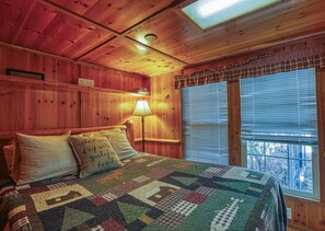 2 bedrooms, desk, internet, bed sheets - Rustic Mountain Retreat – Breathtaking Views, Private Hot Tub & Grill. (Newport)