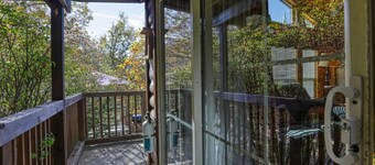 Rustic Mountain Retreat – Breathtaking Views, Private Hot Tub & Grill.