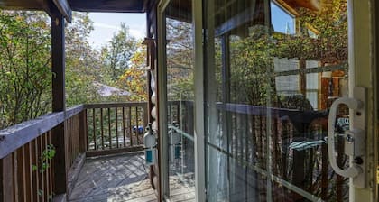 Rustic Mountain Retreat – Breathtaking Views, Private Hot Tub & Grill.