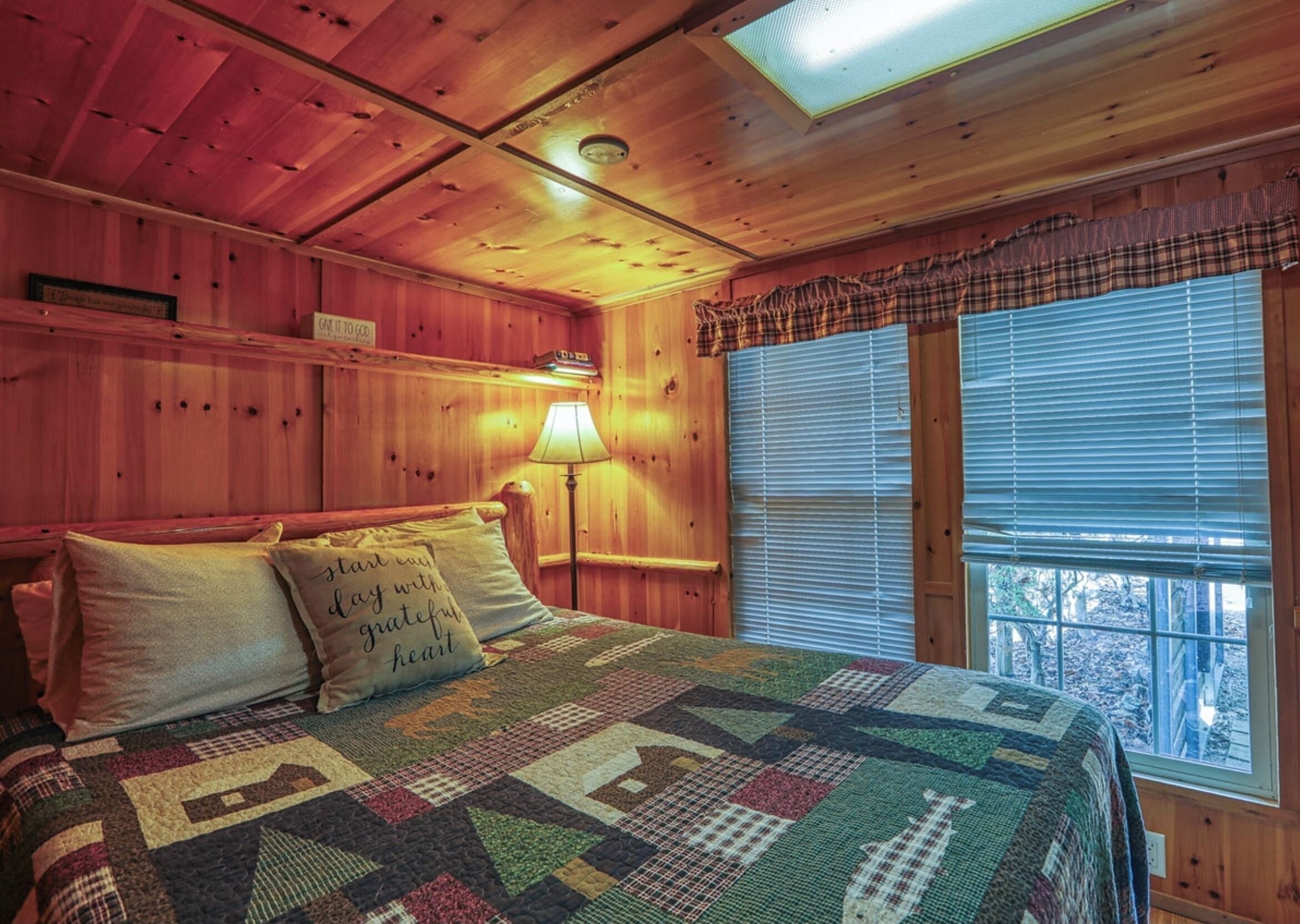 1 soverom, skrivebord, internettilgang og sengetøy