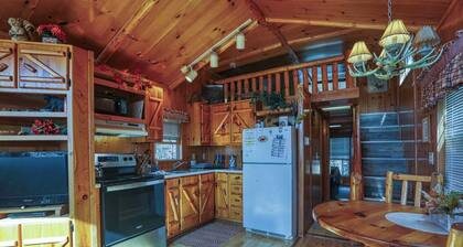 Rustic Mountain Retreat – Breathtaking Views, Private Hot Tub & Grill.