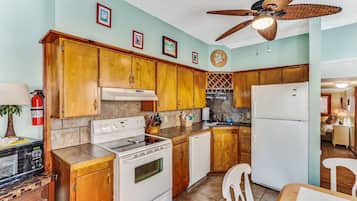 Een koelkast, een magnetron, een oven, een kookplaat