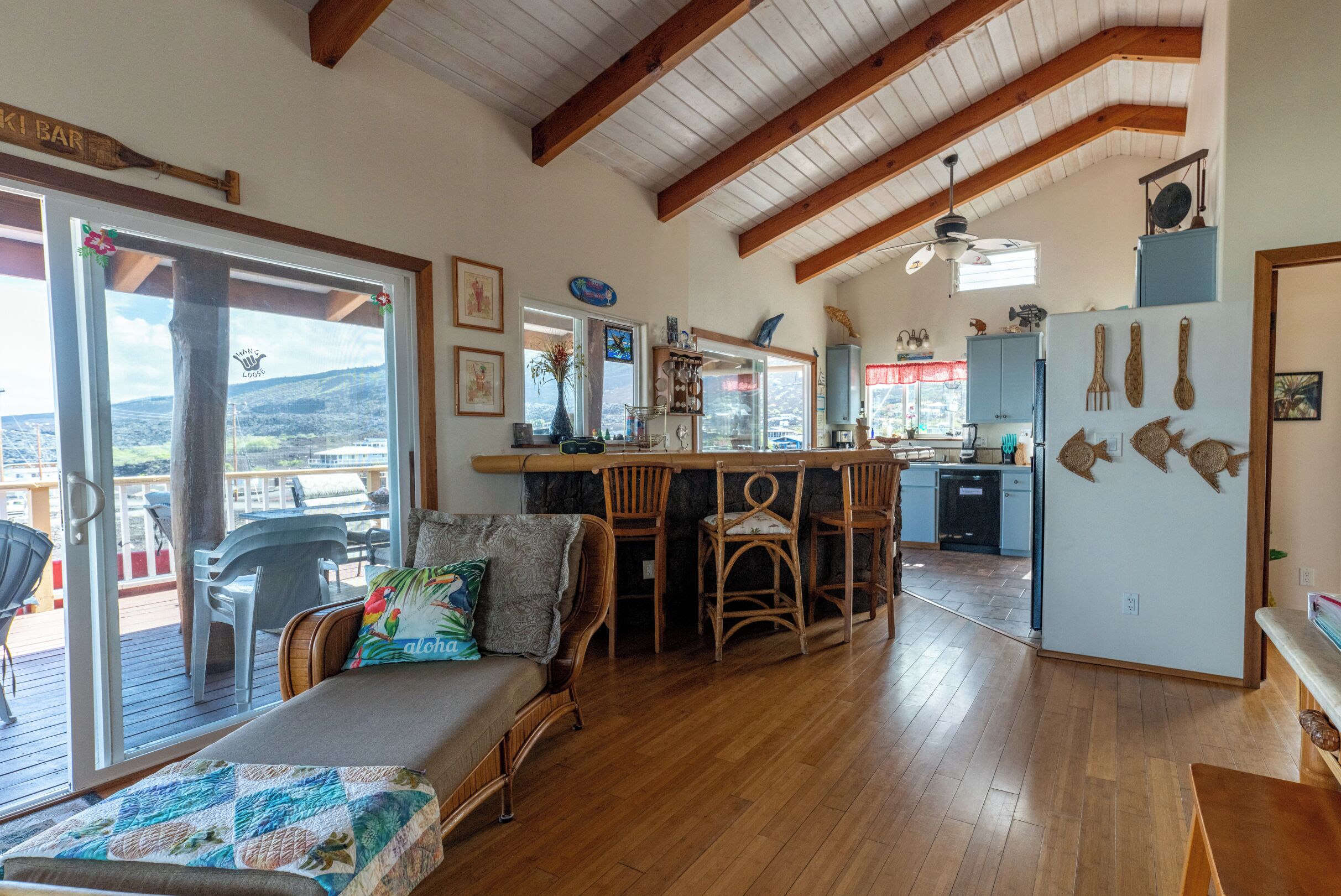 Fernseher, Videospiele, DVD-Player, Tischtennisplatte