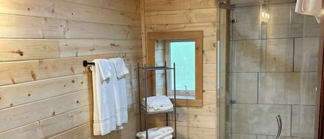 Douche, baignoire Ă jets, sĂšche-cheveux, serviettes fournies