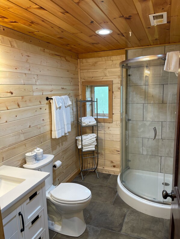 Een douche, een bubbelbad, een haardroger, handdoeken