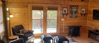 A WALK IN THE WOODS 1 - 3 Bed/2 bath cabin. 