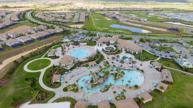 Vue aérienne d’un complexe hôtelier doté de plusieurs piscines, d’un terrain de golf et de zones résidentielles.