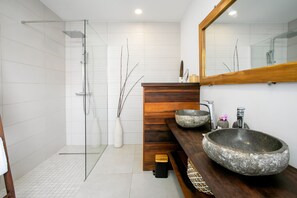 Combined shower/bathtub, hair dryer, towels, soap