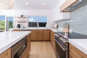 Fridge, microwave, oven, stovetop - Beautiful Solana Beach, Del Mar Beach Club Condo close  beach! (Solana Beach)