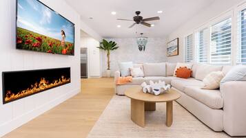 Smart-tv, een open haard en een dvd-speler